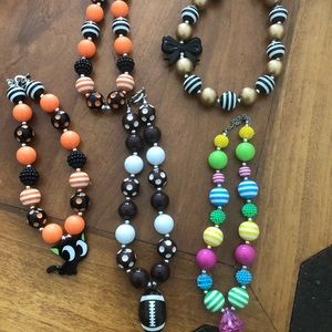 5 little girls bubble gum necklaces